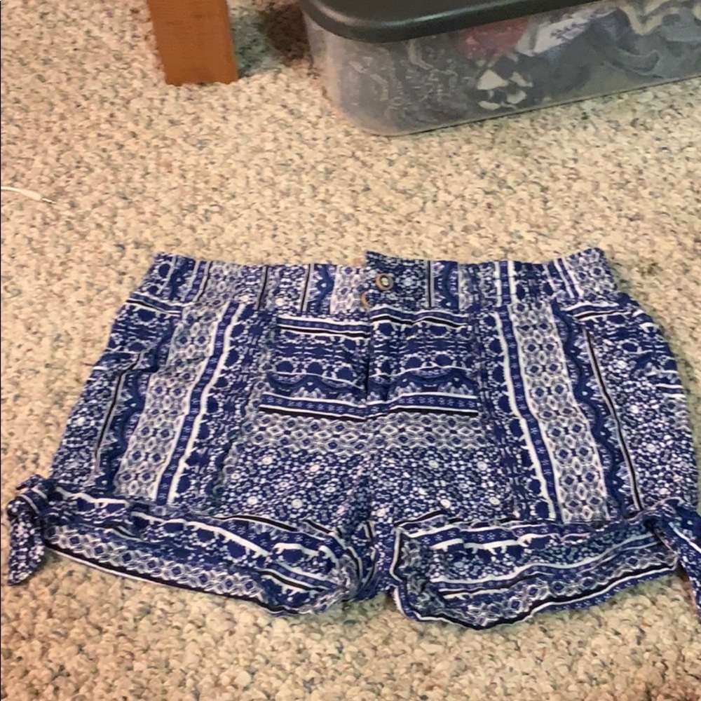 Patterned shorts with ties